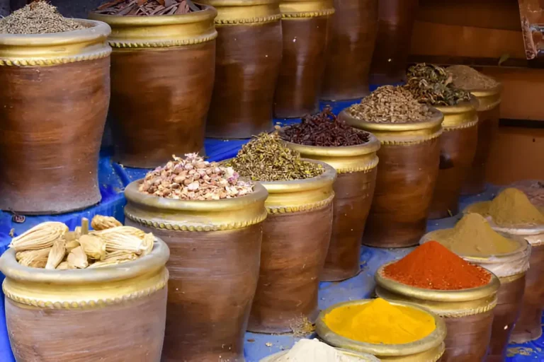 Herbes et épices dans une boutique à Imlil, Maroc