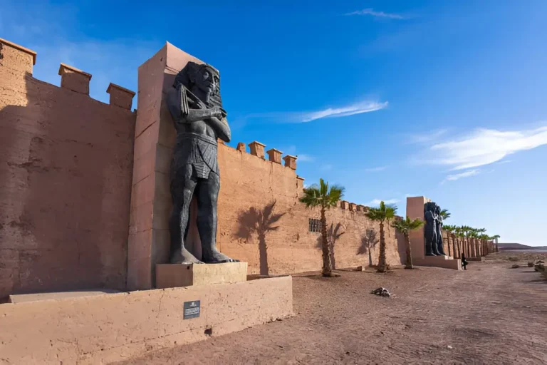 Ouarzazate, Maroc Mur dun studio de cinéma avec des motifs égyptiens antiques