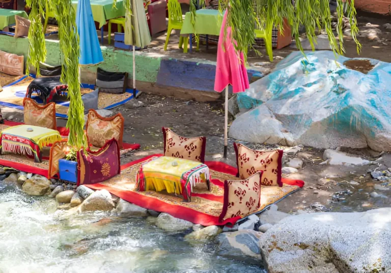 Restaurant sur la rivière Ourika (vallée de l'Ourika) à Setti Fatma (Fadma) dans la province d'Al Haouz, dans les montagnes du Haut Atlas