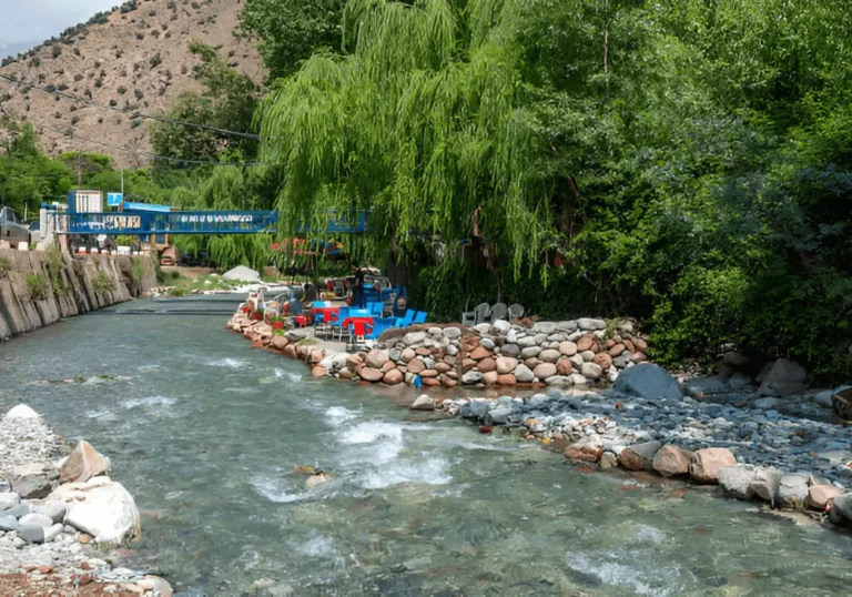 Tables extérieures au bord de la rivière et espaces de restauration dans des restaurants colorés au bord de l'eau